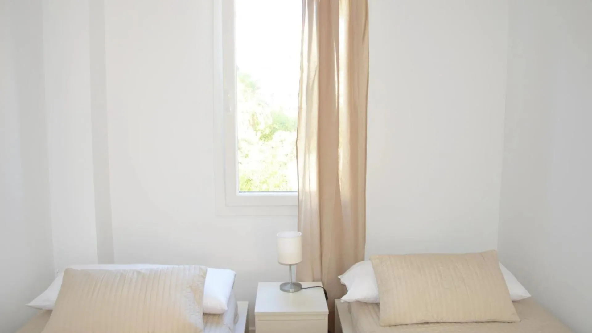 Apartamentos En Primera Linea De Mar 萨洛