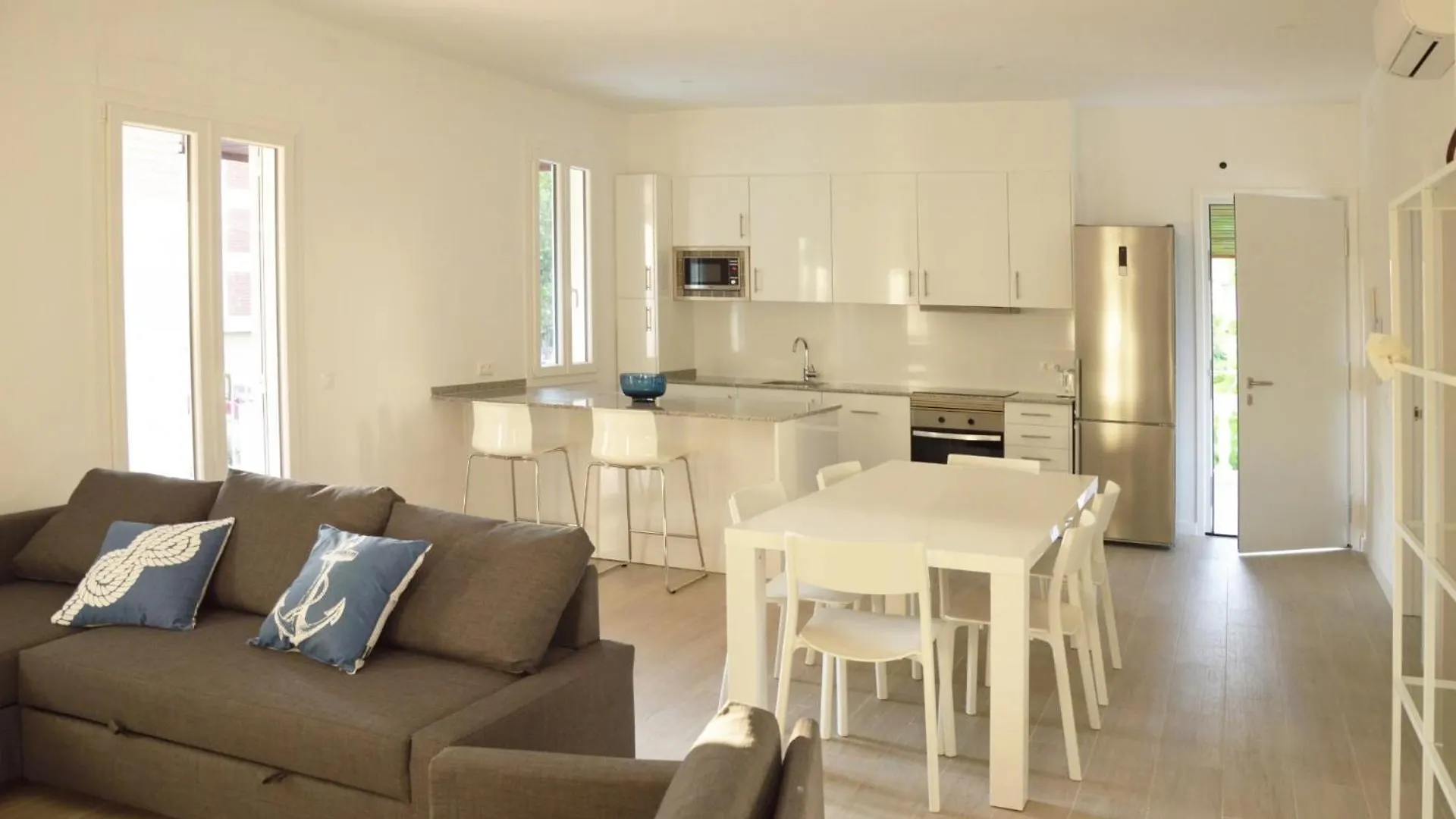 Apartamentos En Primera Linea De Mar 萨洛 0*,  西班牙